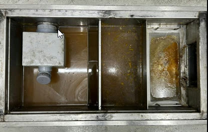 油脂や汚泥が溜まった清掃前のグリストラップ