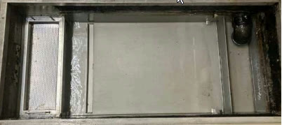 清掃後のグリストラップ。金属面が見える状態まで油分と汚泥を除去
